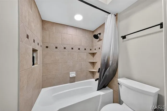 $825,000 | 9 Kirken Knoll Drive, Town and Country, MO 63131