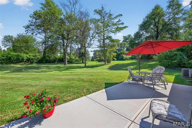 $825,000 | 9 Kirken Knoll Drive, Town and Country, MO 63131