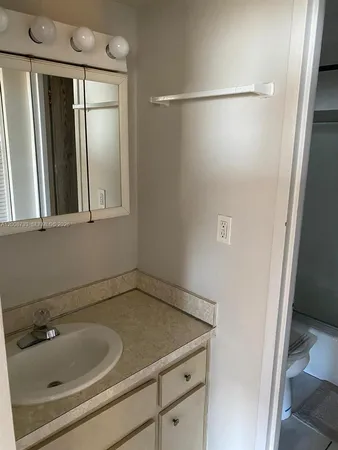 $2,400 | 2899 Collins Avenue, Unit 1746, Miami Beach, FL 33140