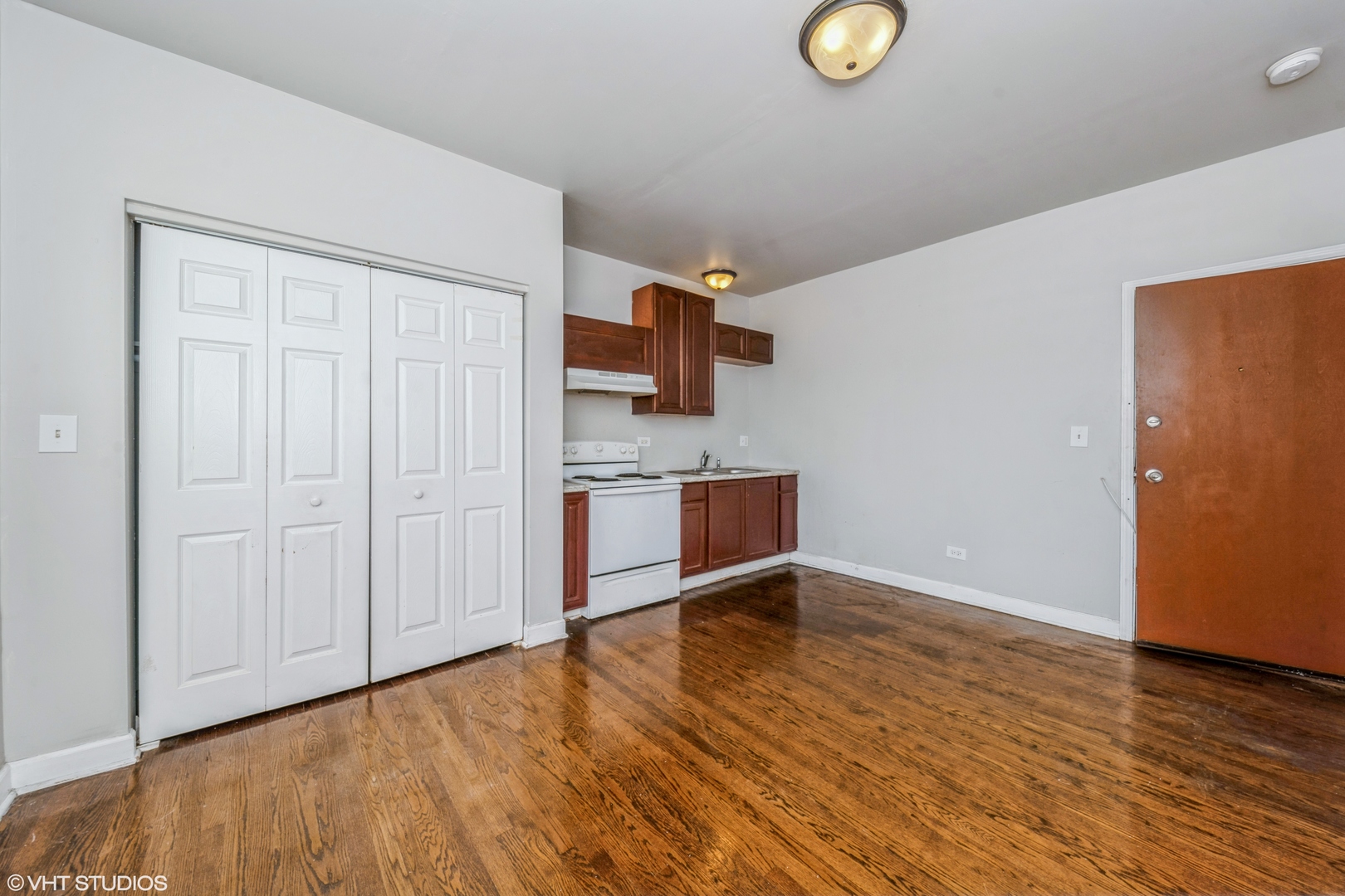 1506 East 67th Street, Unit 208 Chicago, IL 60637 - Photo 4 of 7 wooden floor in an empty room