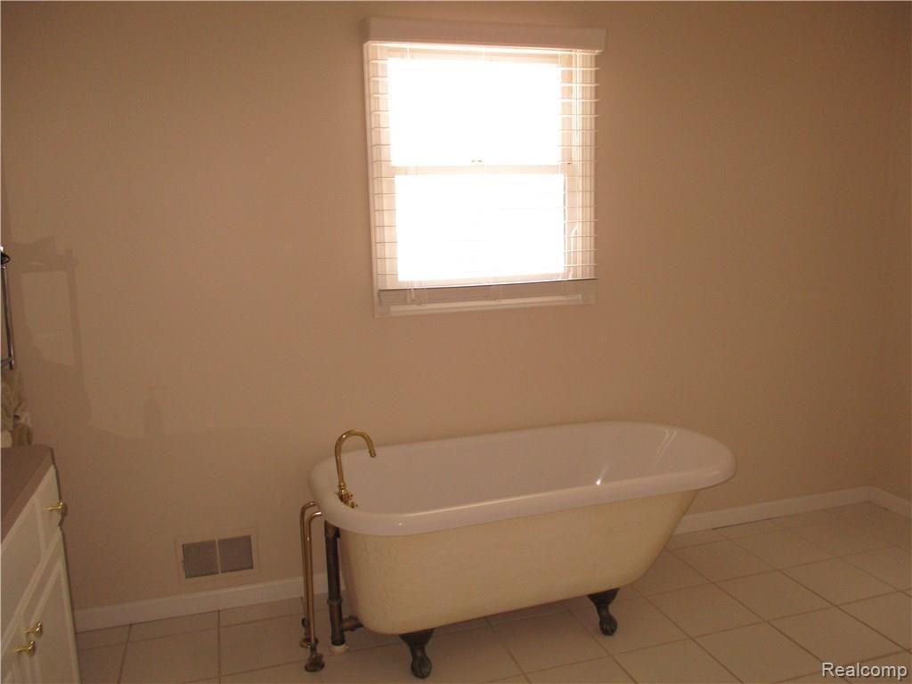 5040 West Harvard Road Clarkston, MI 48348 - Photo 15 of 27 IMG_0042.JPG