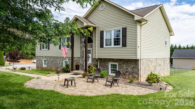 a view of a house with a yard