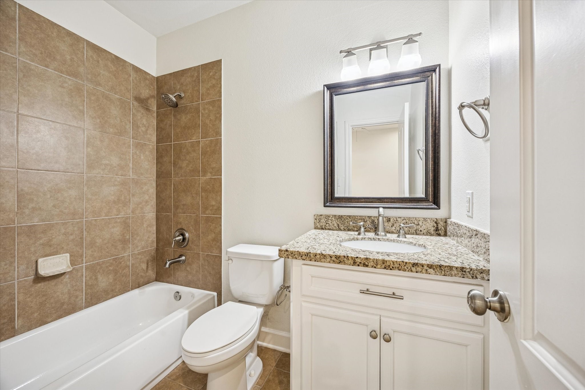 5402 Jonathan Lane Houston, TX 77011 - Photo 26 of 33 En Suite Full Bathroom on the First Floor.