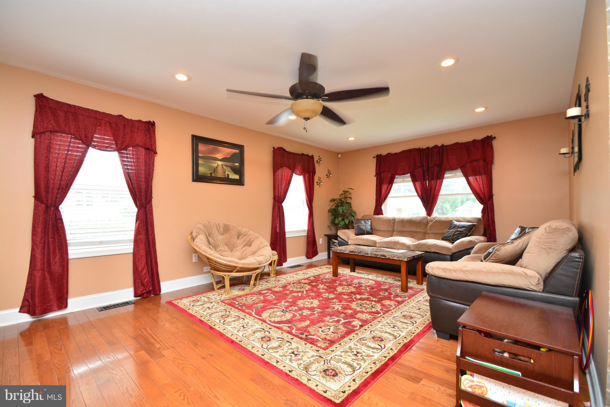168 Riverside Road Baltimore, MD 21221 - Photo 4 of 30 Living Room