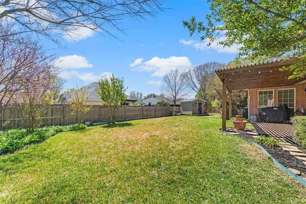 a view of a backyard