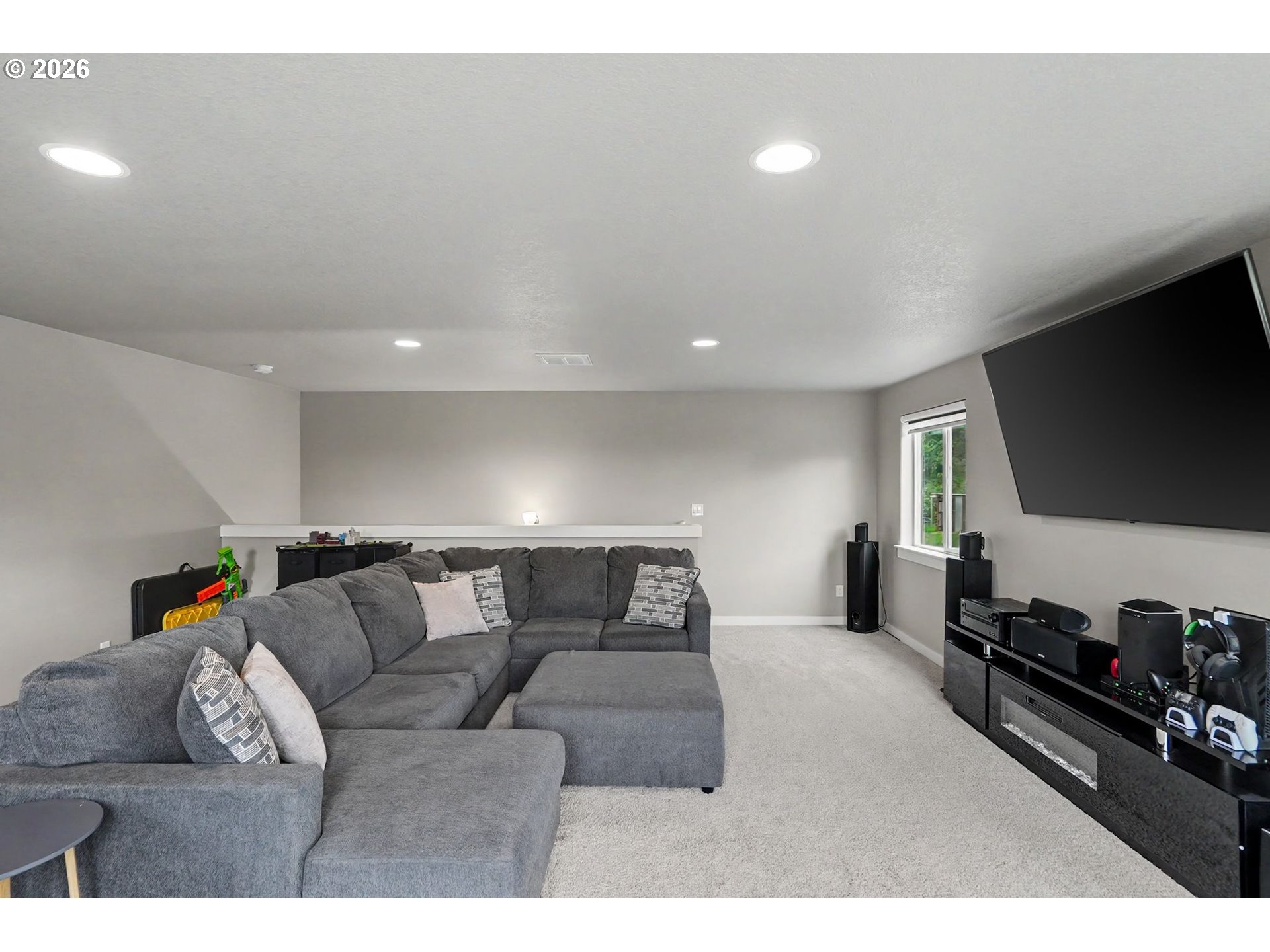 11862 Steinkamp Road Southeast Aumsville, OR 97325 - Photo 37 of 48 a living room with furniture and a flat screen tv