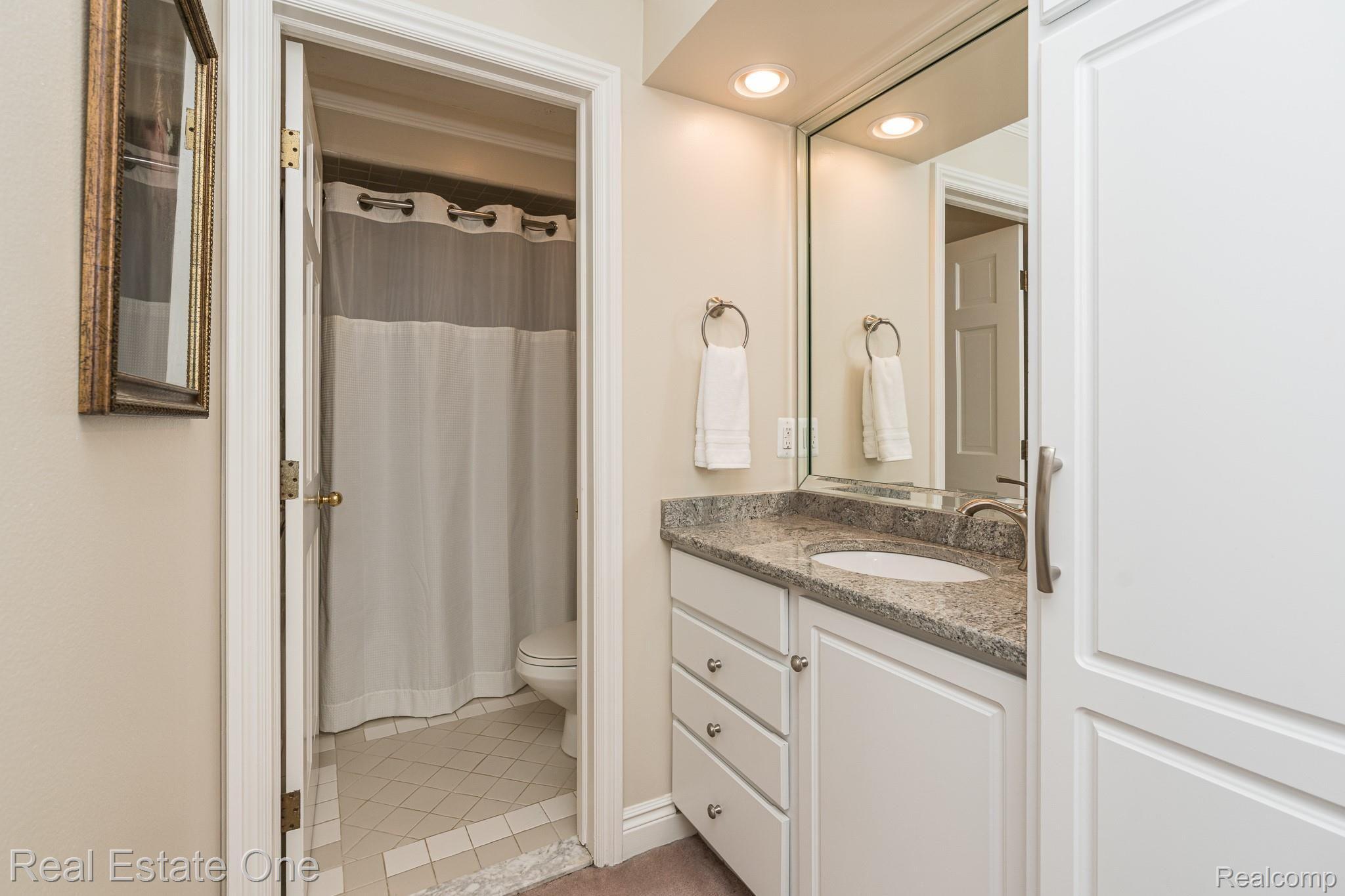 1340 New Love Lane Rochester, MI 48309 - Photo 23 of 33 En Suite