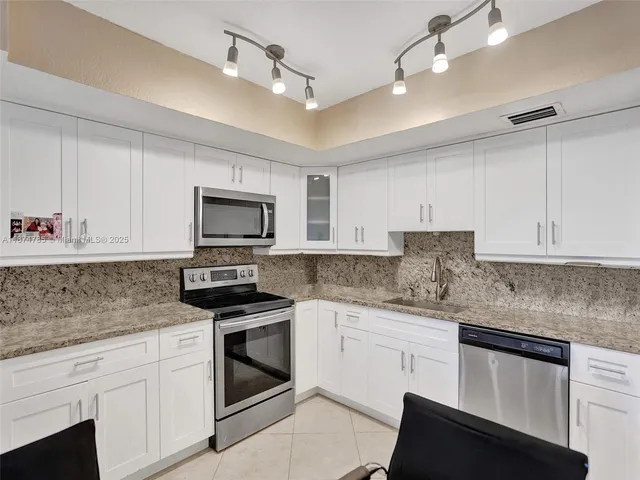 $3,300 | 8662 Bridle Path Court, Unit 115A, Davie, FL 33328