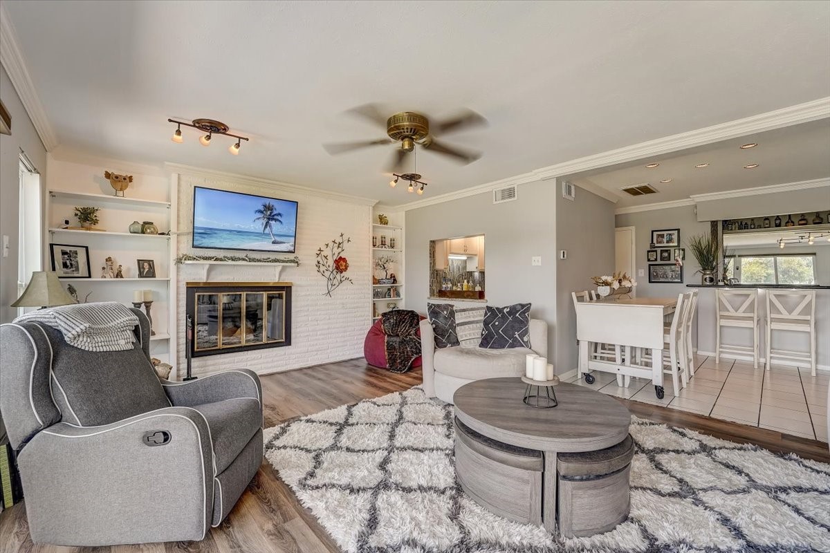 2127 Casa Rio Circle Dickinson, TX 77539 - Photo 5 of 39