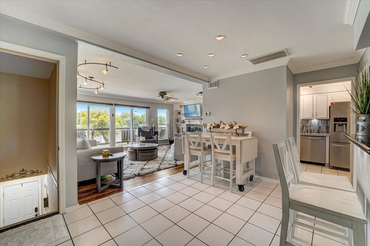 2127 Casa Rio Circle Dickinson, TX 77539 - Photo 10 of 39