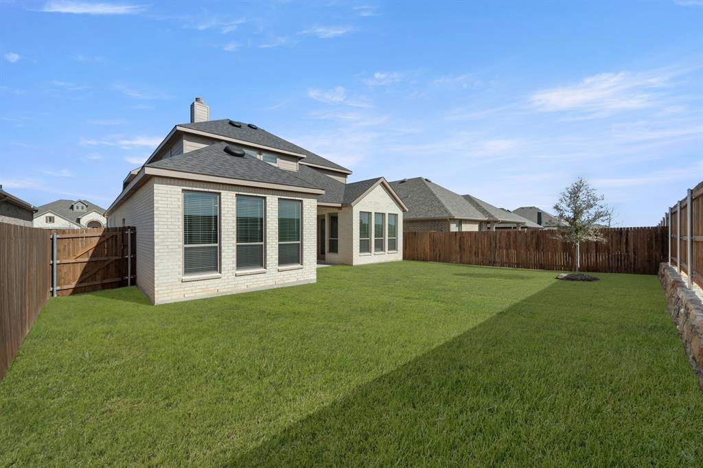 490 Red Maple Road Waxahachie, TX 75165 - Photo 3 of 27