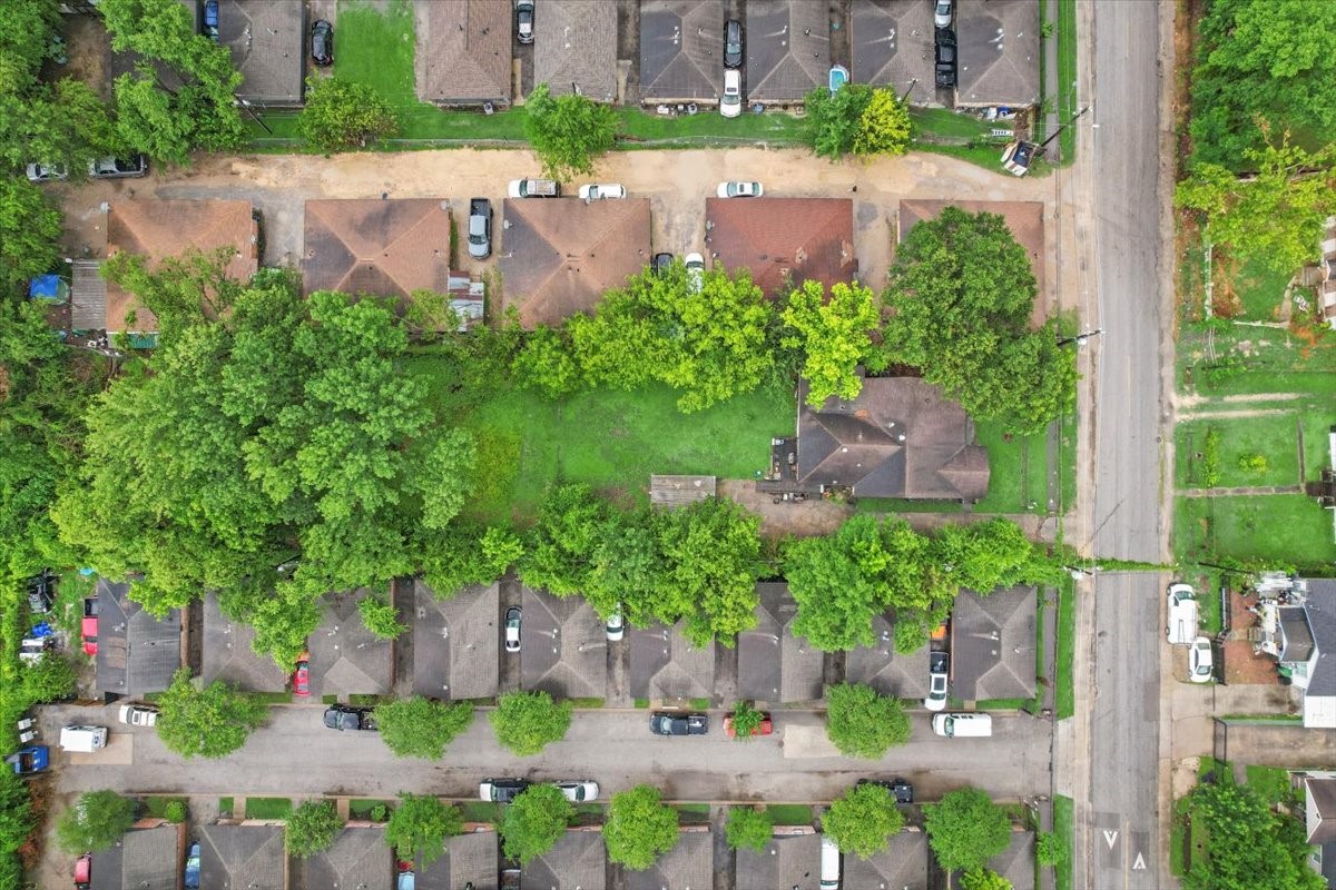 315 East Whitney Street Houston, TX 77022 - Photo 20 of 37 an aerial view of a house with a garden and yard