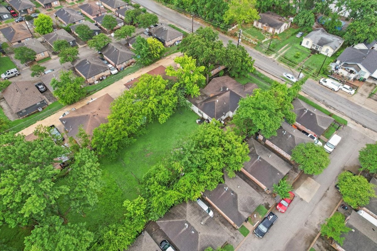 315 East Whitney Street Houston, TX 77022 - Photo 21 of 37 an aerial view of a house with a yard