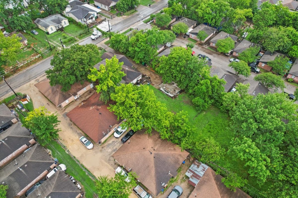 315 East Whitney Street Houston, TX 77022 - Photo 23 of 37 an aerial view of a house with a yard