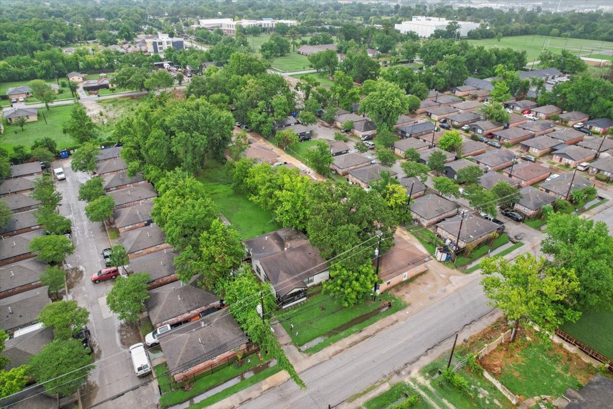 315 East Whitney Street Houston, TX 77022 - Photo 25 of 37 an aerial view of a house with a yard