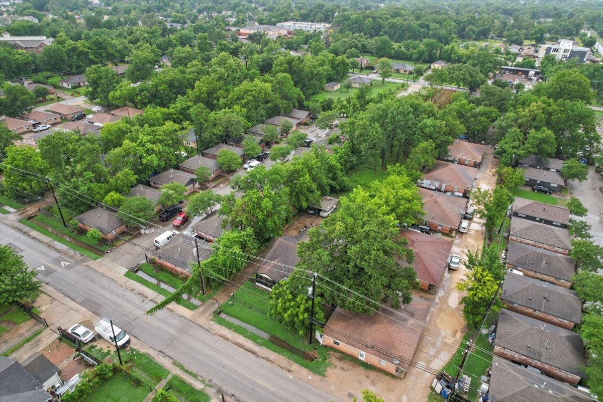 315 East Whitney Street Houston, TX 77022 - Photo 26 of 37 an aerial view of a house with a yard