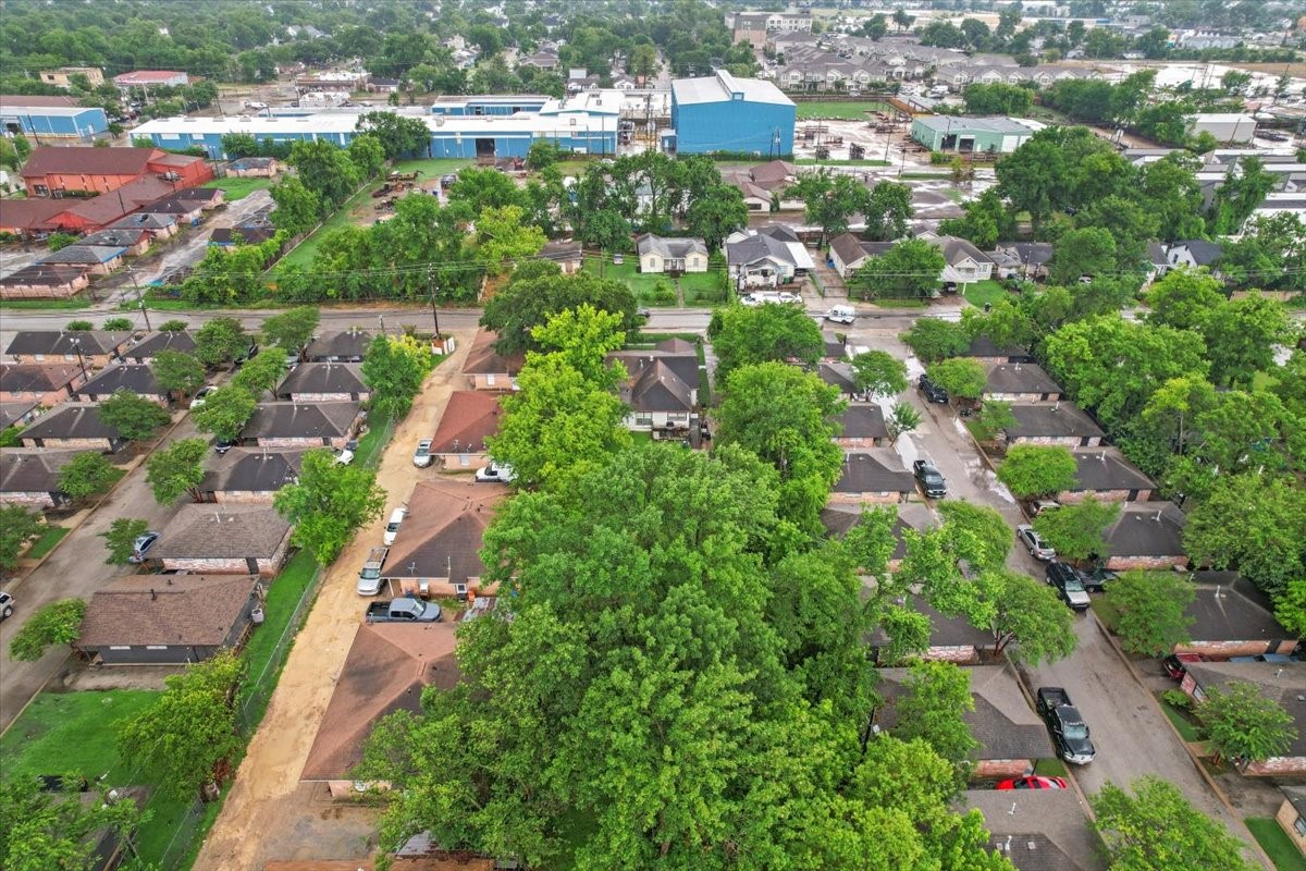 315 East Whitney Street Houston, TX 77022 - Photo 27 of 37 an aerial view of residential houses with city view