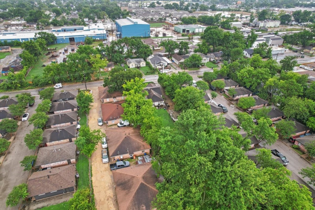 315 East Whitney Street Houston, TX 77022 - Photo 29 of 37 an aerial view of residential houses with outdoor space