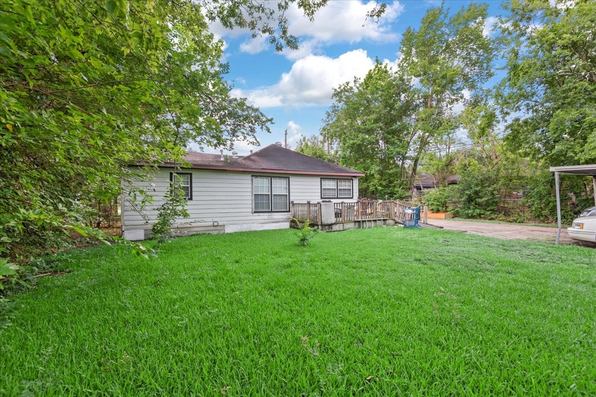 315 East Whitney Street Houston, TX 77022 - Photo 33 of 37 a front view of a house with a garden and yard