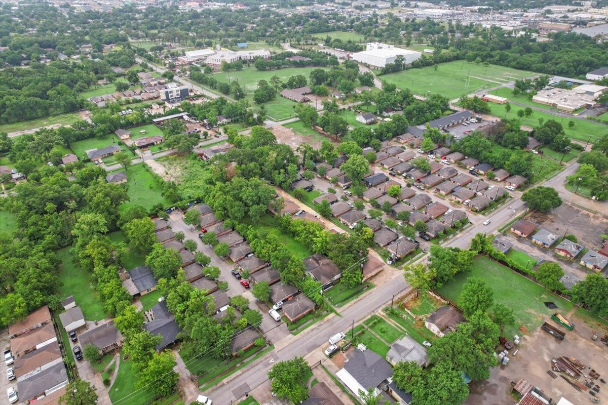 315 East Whitney Street Houston, TX 77022 - Photo 4 of 37 an aerial view of residential houses with outdoor space and trees