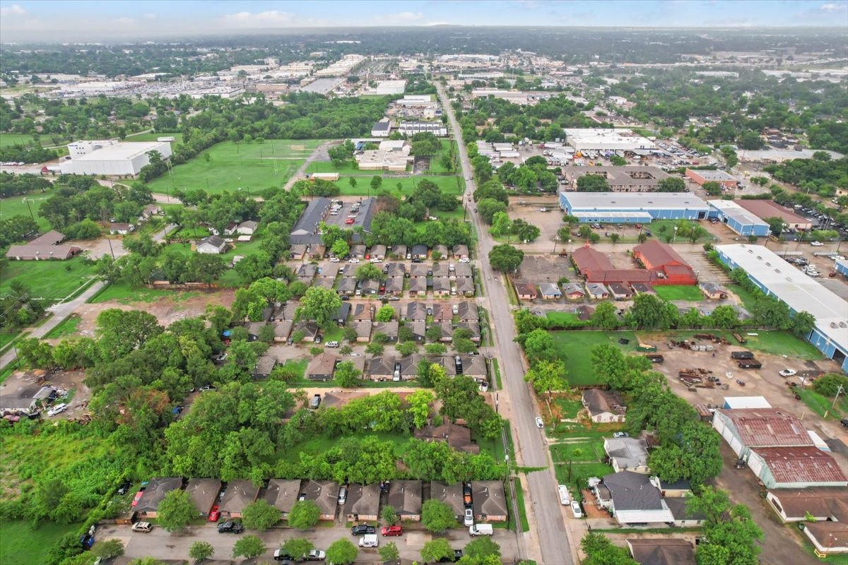 315 East Whitney Street Houston, TX 77022 - Photo 6 of 37 an aerial view of city parking and river