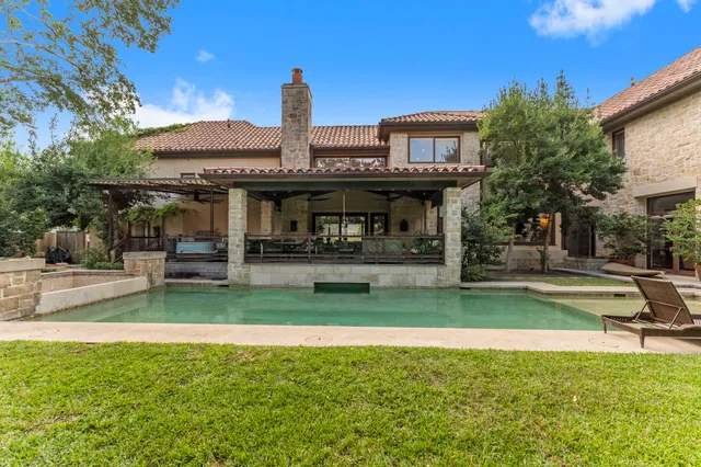 a view of a house with a yard table and chairs
