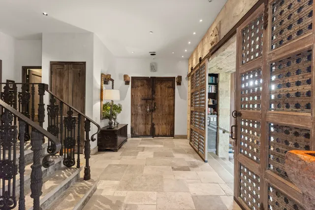 a view of entryway with livingroom