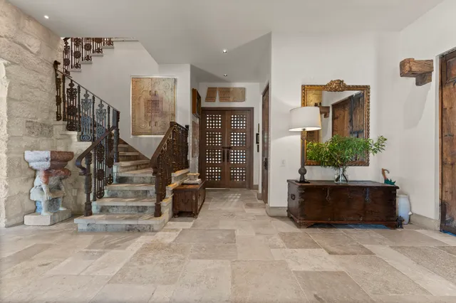 a view of entryway with livingroom