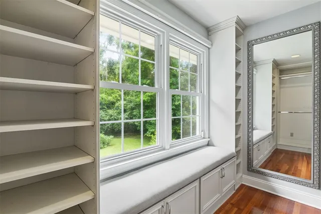 a view of a house with backyard and garden