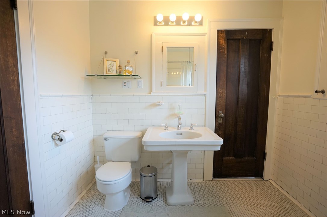 2884 Huntington Road Cleveland, OH 44120 - Photo 20 of 34