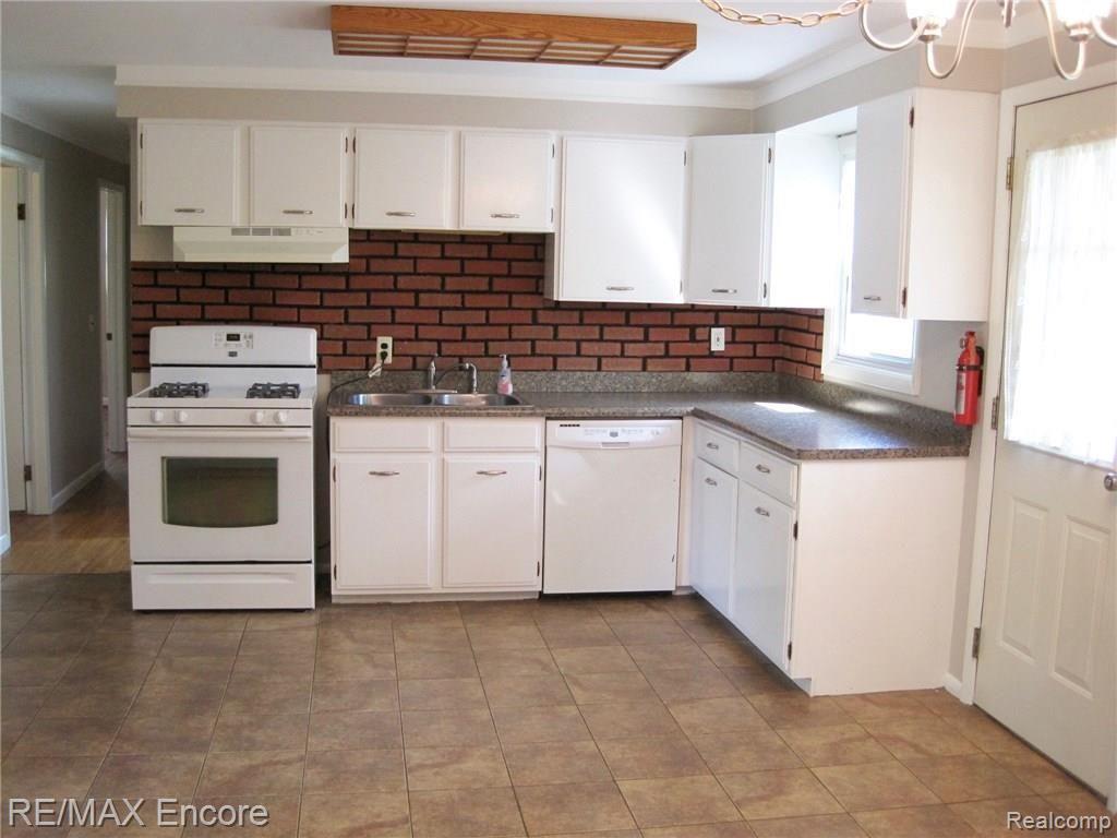 3681 Alida Avenue Rochester, MI 48309 - Photo 8 of 23 Kitchen