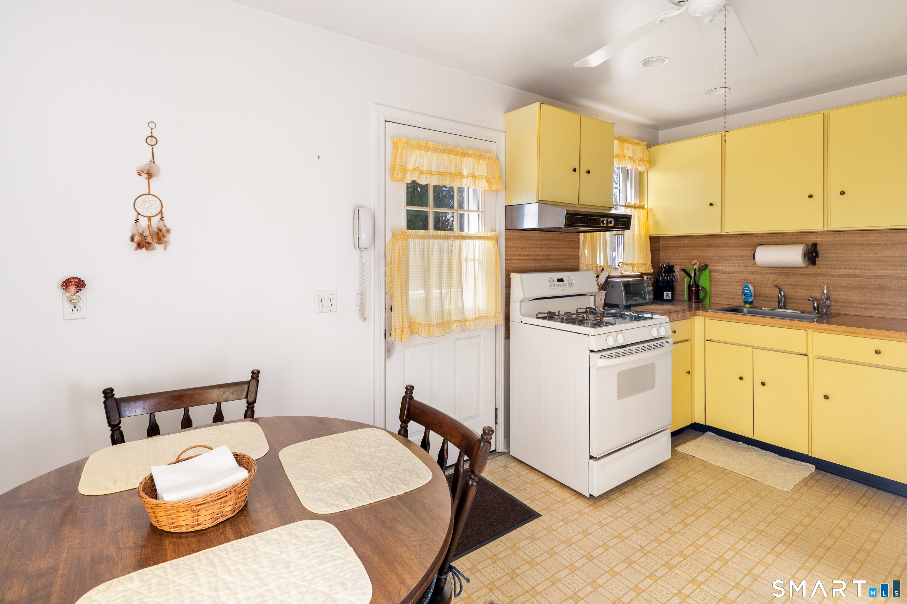 453 Sylvan Knoll Road Stamford, CT 06902 - Photo 5 of 27