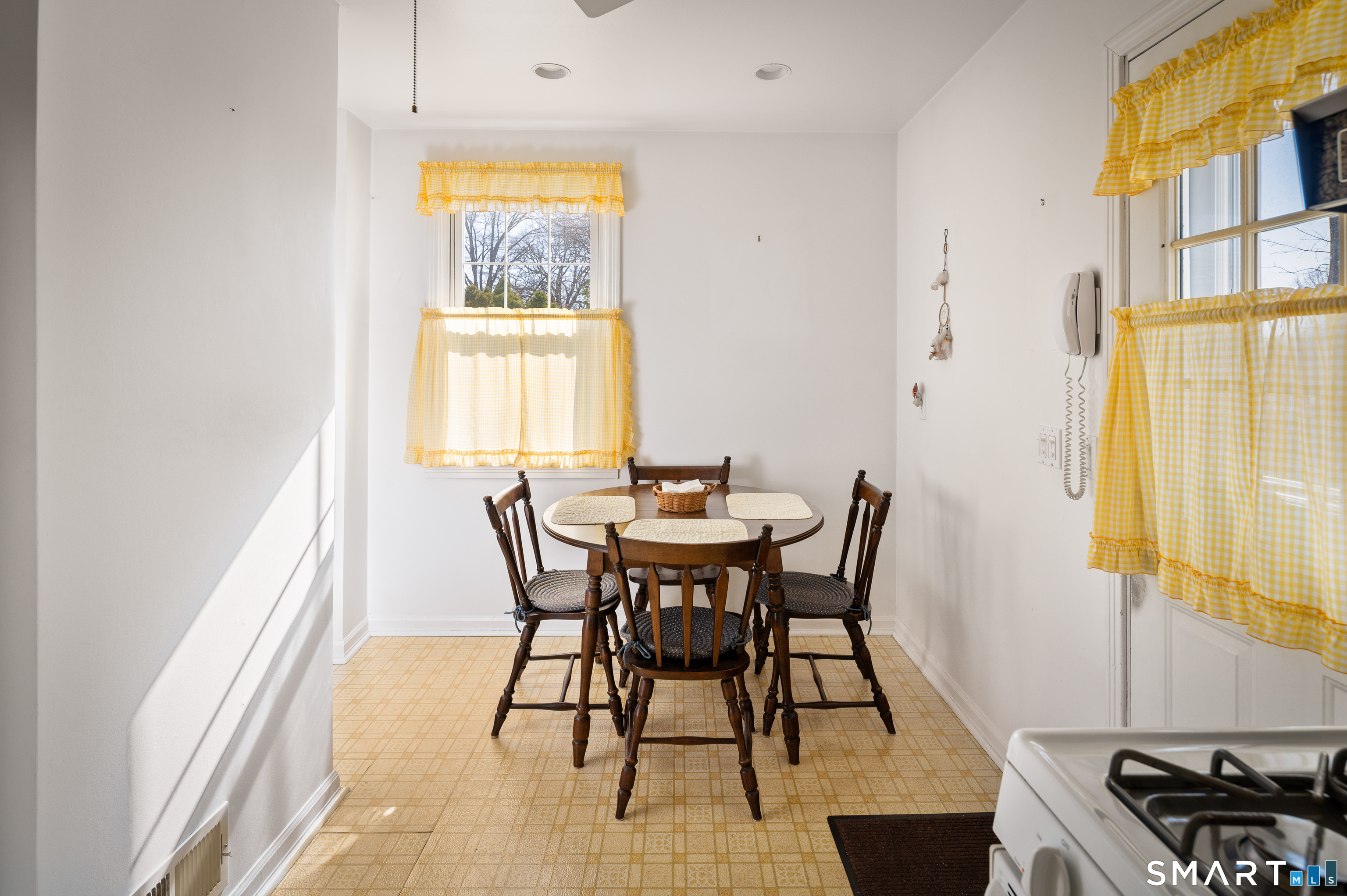 453 Sylvan Knoll Road Stamford, CT 06902 - Photo 7 of 27