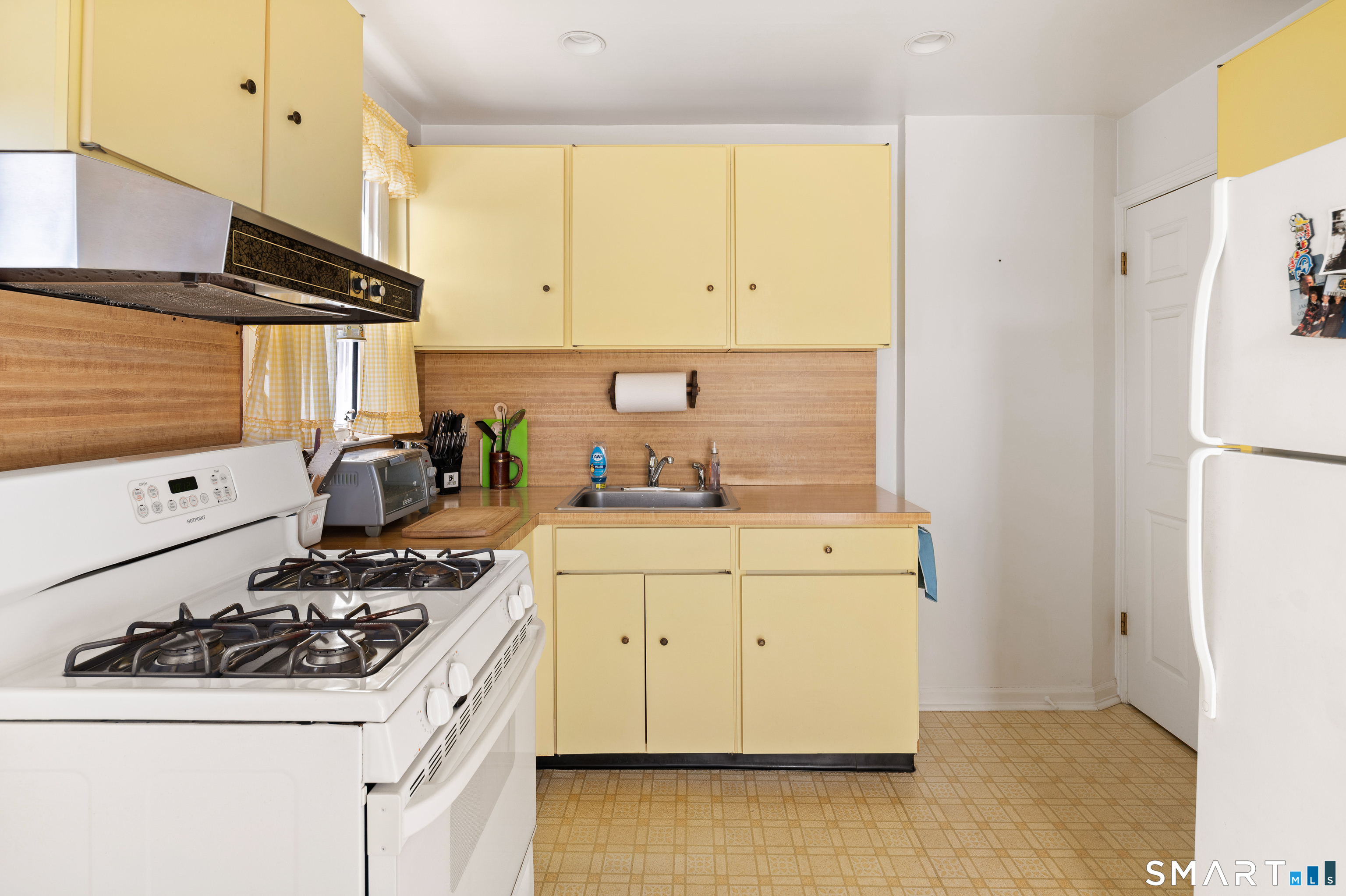 453 Sylvan Knoll Road Stamford, CT 06902 - Photo 9 of 27