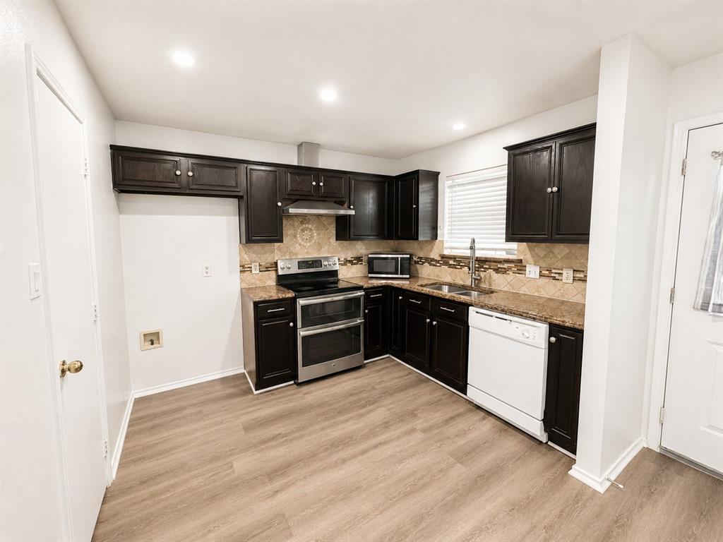 515 Haymarket Road Dallas, TX 75217 - Photo 3 of 15 Kitchen