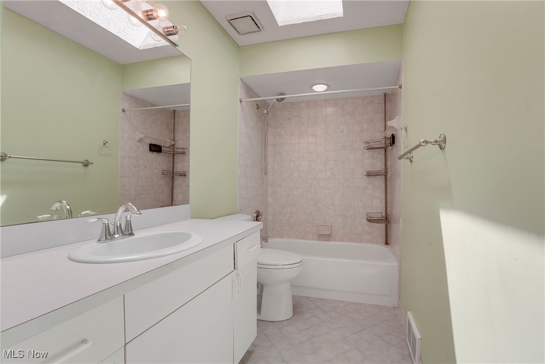 6260 Coldstream Road Highland Heights, OH 44143 - Photo 29 of 44 2nd floor full bath