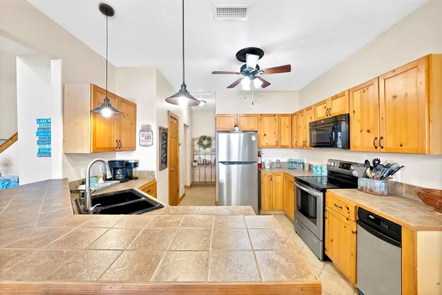 $729,999 | 110 Jeffrey Circle, Gun Barrel City, TX 75156