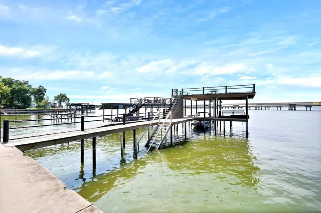 $729,999 | 110 Jeffrey Circle, Gun Barrel City, TX 75156