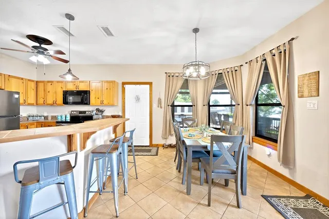 $729,999 | 110 Jeffrey Circle, Gun Barrel City, TX 75156