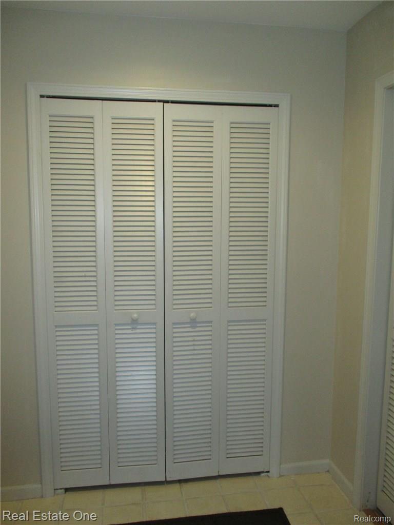 938 Golfview Court Rochester, MI 48307 - Photo 9 of 44 IMG_1355.jpg