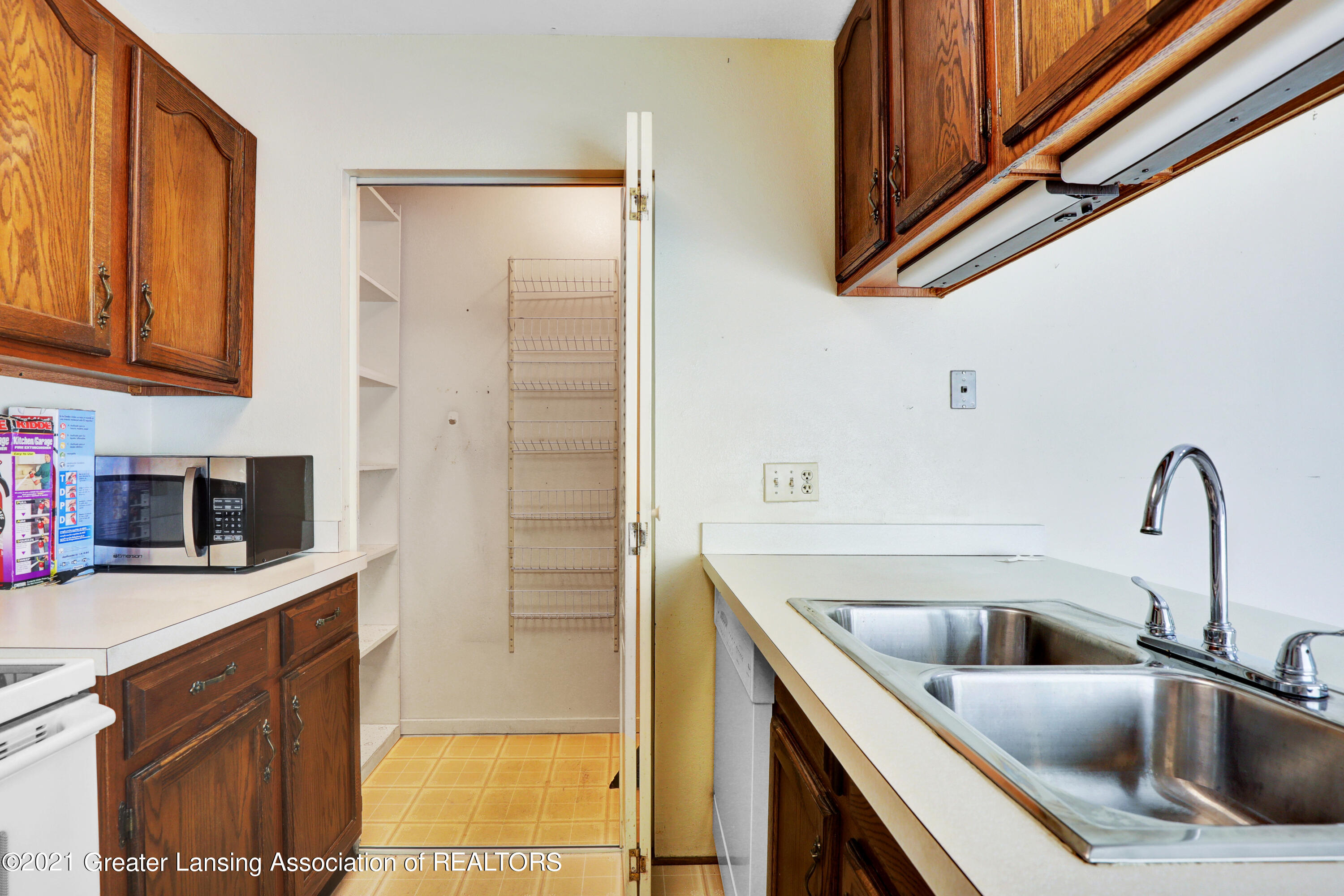 3928 Hunters Ridge Drive, Unit 1 Lansing, MI 48911 - Photo 5 of 18 9I3A2257