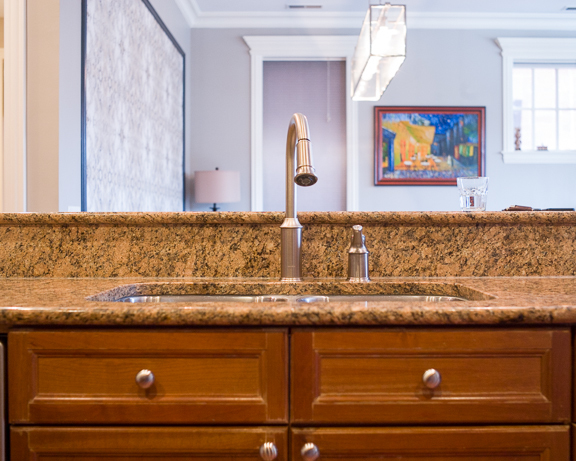 Undisclosed Address Chicago, IL 60607 - Photo 17 of 47 a view of a livingroom with furniture and mirror