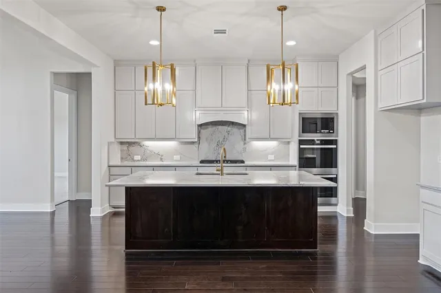 $699,900 | 121 Aiden Drive, Waxahachie, TX 75165