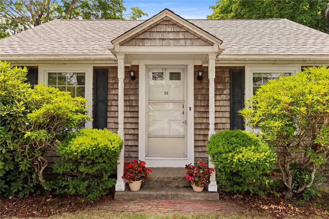 24 Magnolia Street Warwick, RI 02889 - Photo 4 of 46 Gallery Image 4