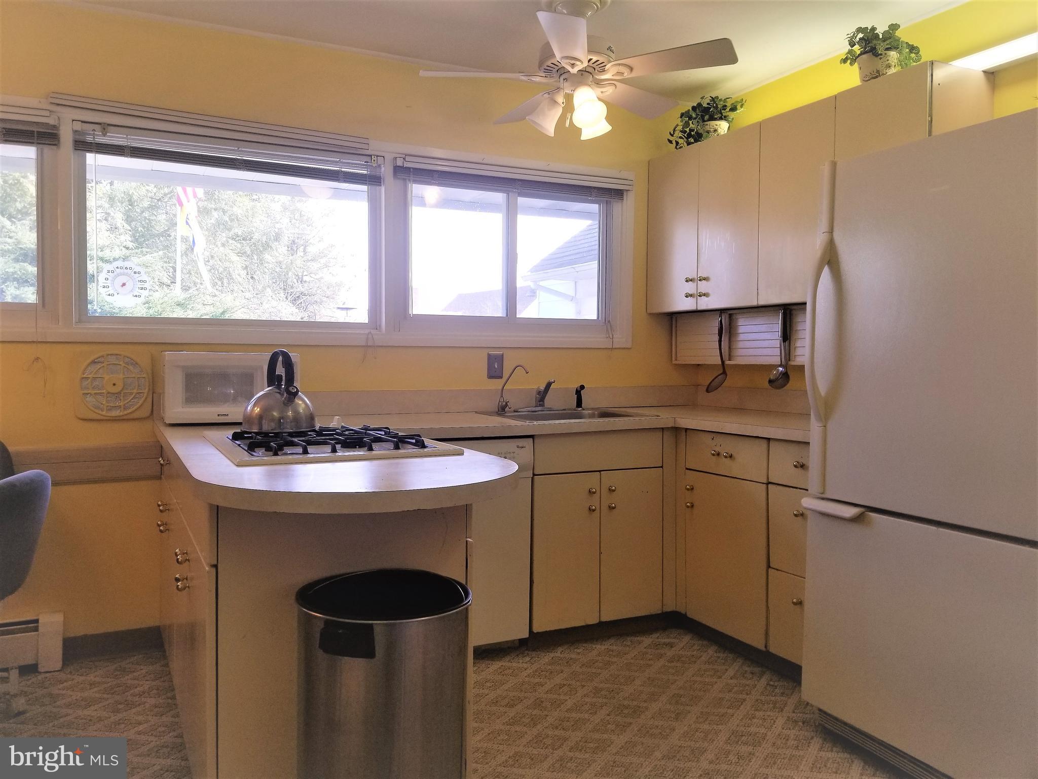 9 Red Berry Road Levittown, PA 19056 - Photo 14 of 44 Kitchen peninsula w Gas cook-top