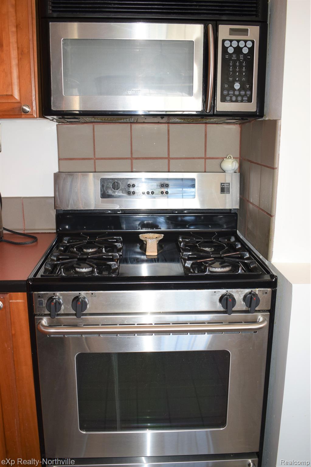 1047 Columbia Road Berkley, MI 48072 - Photo 10 of 38 Coveted gas stove cooking