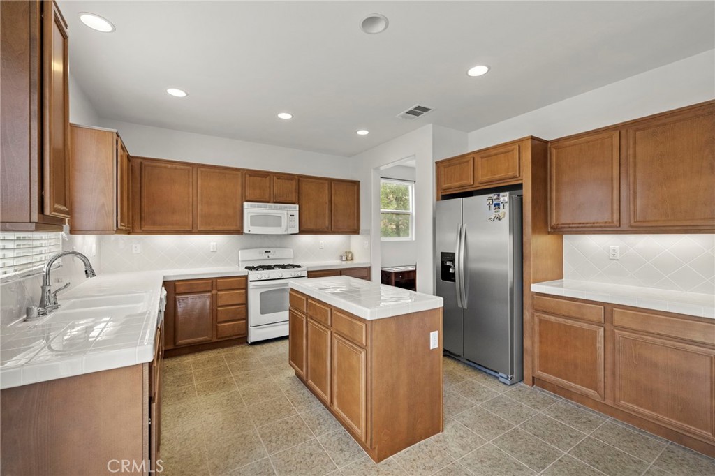 34072 Corktree Road Lake Elsinore, CA 92532 - Photo 13 of 53 Kitchen with an Island!