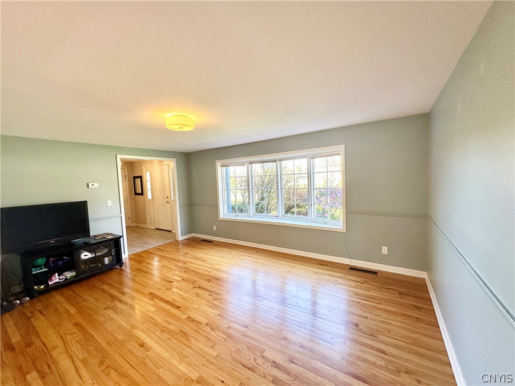 7297 Dabney Lane Manlius, NY 13066 - Photo 21 of 47 Living Room