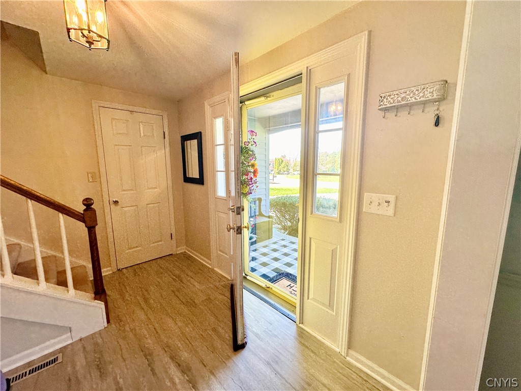 7297 Dabney Lane Manlius, NY 13066 - Photo 5 of 47 Entry/Foyer