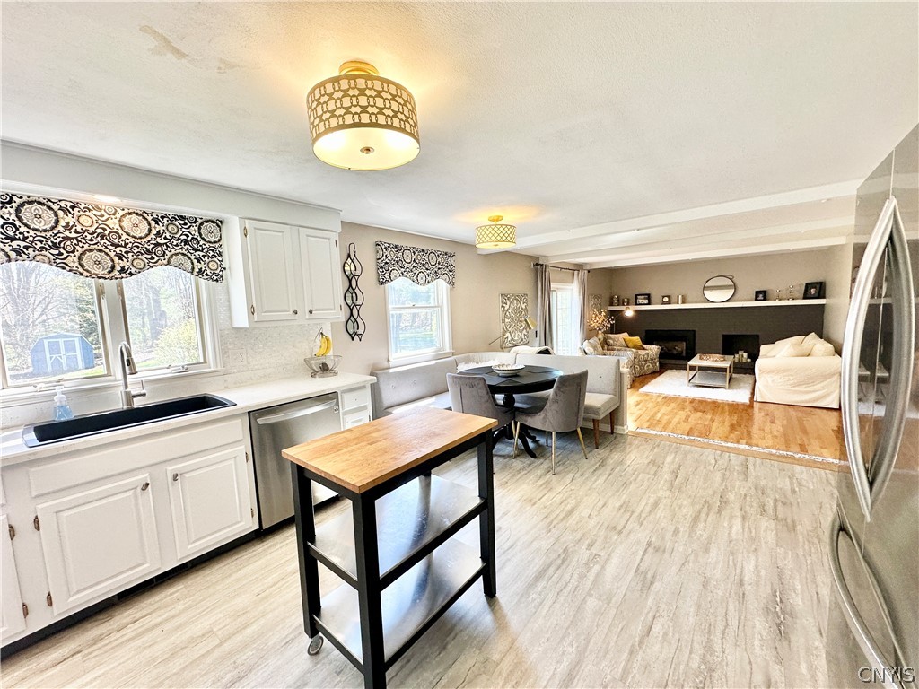 7297 Dabney Lane Manlius, NY 13066 - Photo 9 of 47 Eat-in Kitchen Open to Family Room